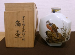 12.1114_草白釉色絵頬白図扁壷_h26.6_w22.2_01-300x223